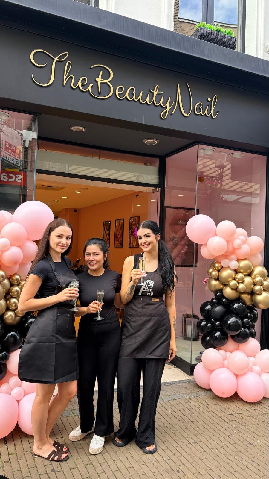 Het team bij de opening van de salon in Venlo