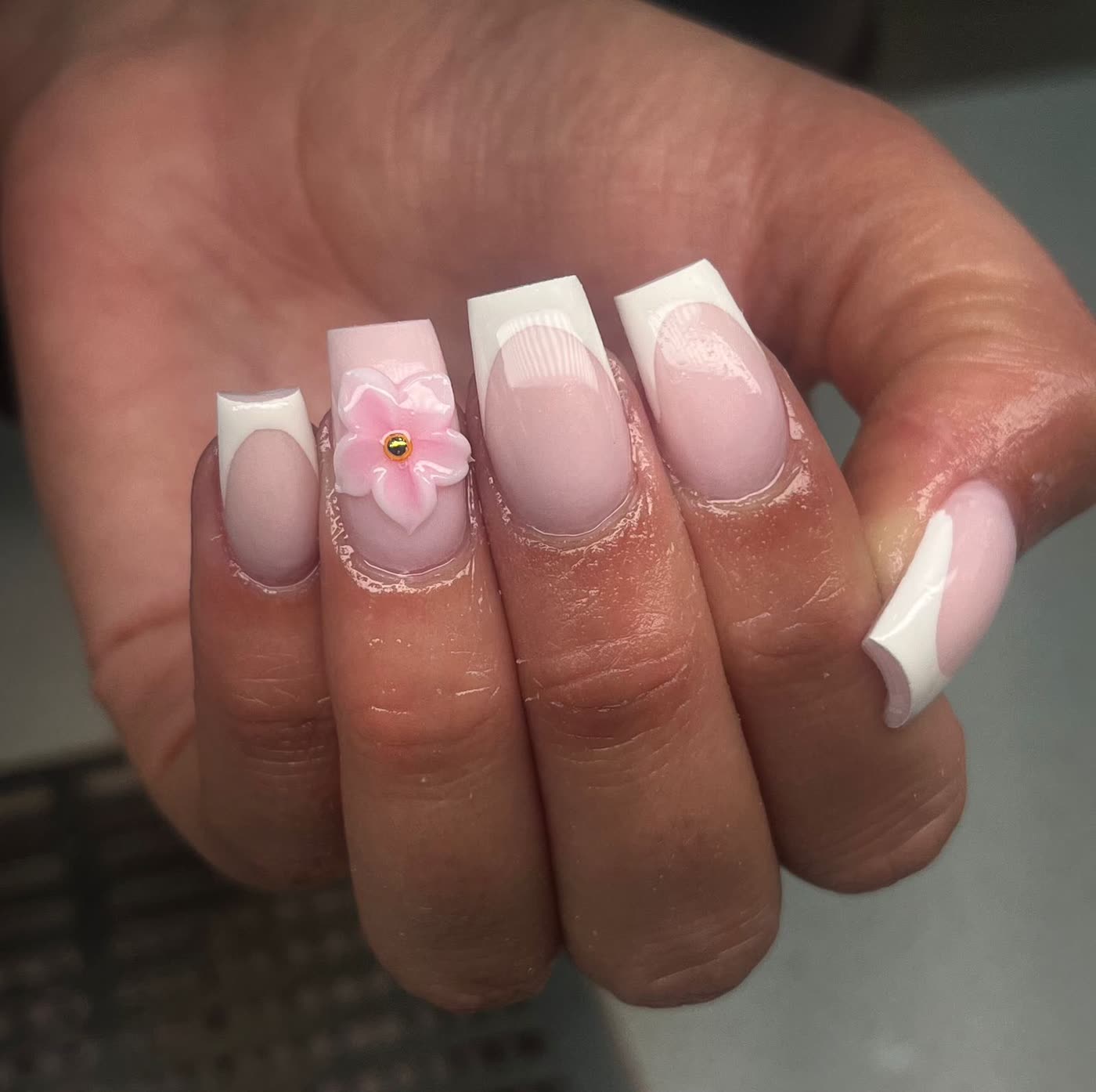 Vierkante nagels met franse manicure en een roze 3D bloem