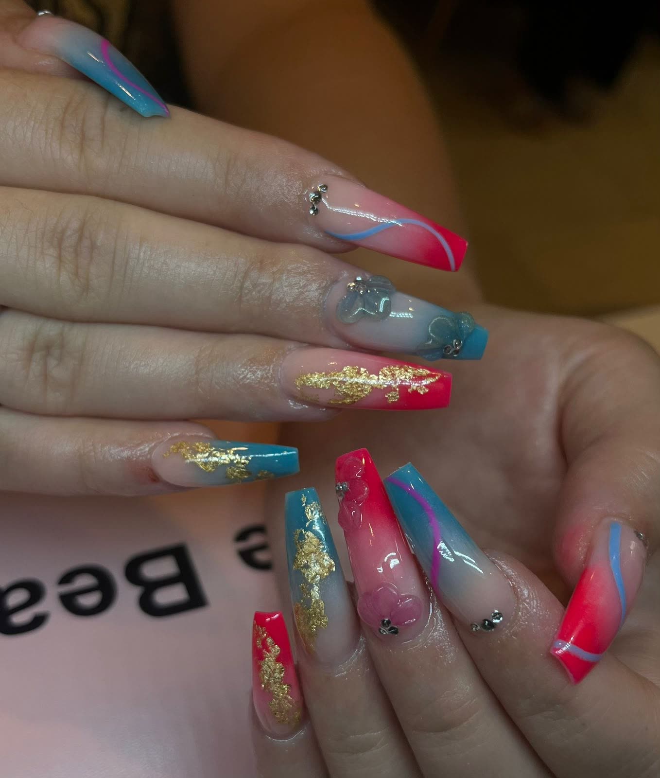 Coffin nagels met ombré, goudblad, strass en 3D bloemen