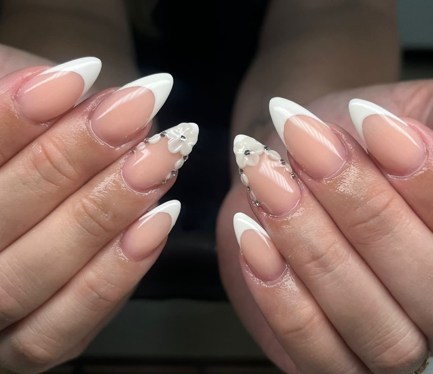 Amandelvormige nagels met witte bloem en strass