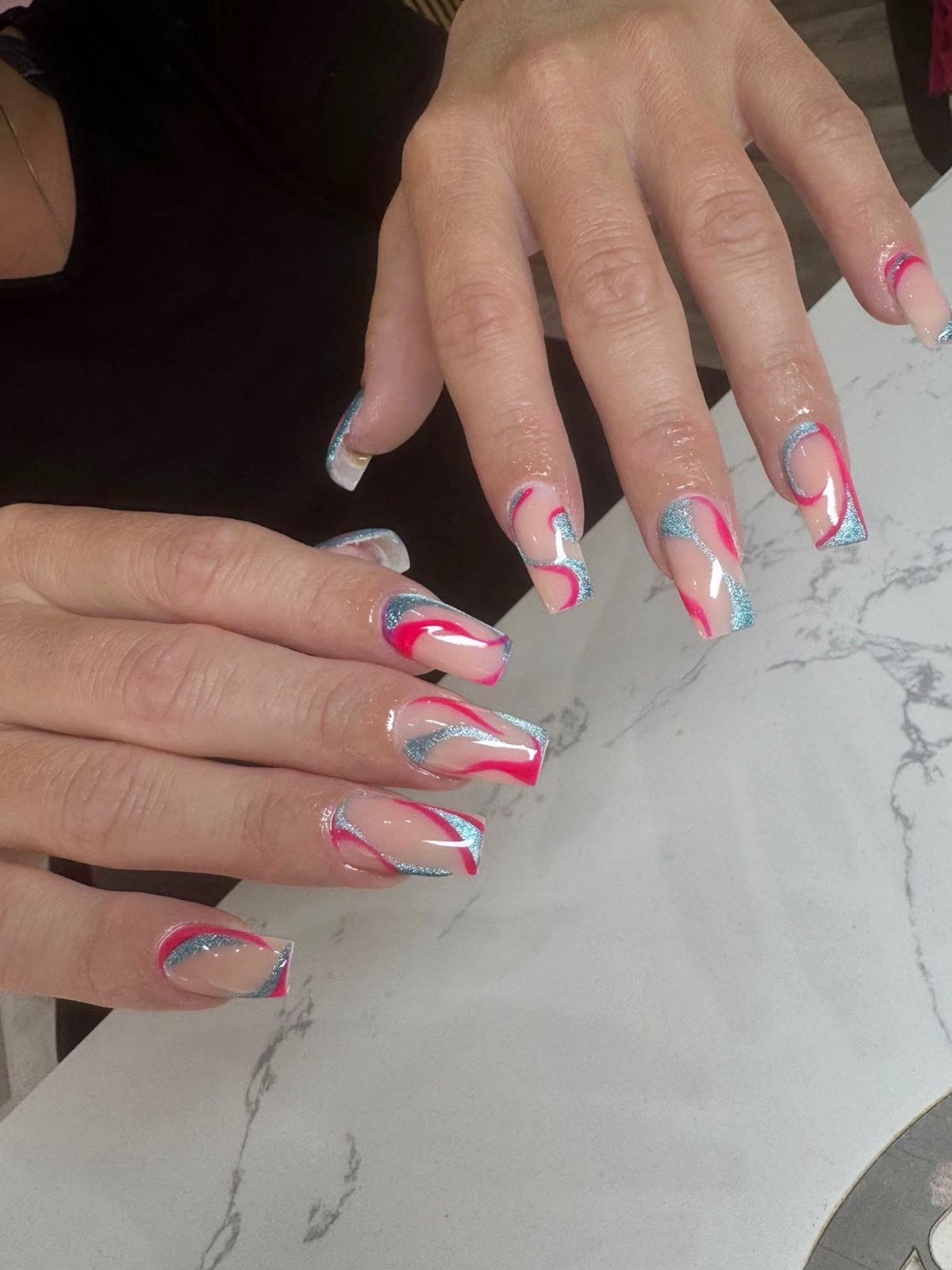 Vierkante acrylnagels met roze en blauwe swirls en glitter