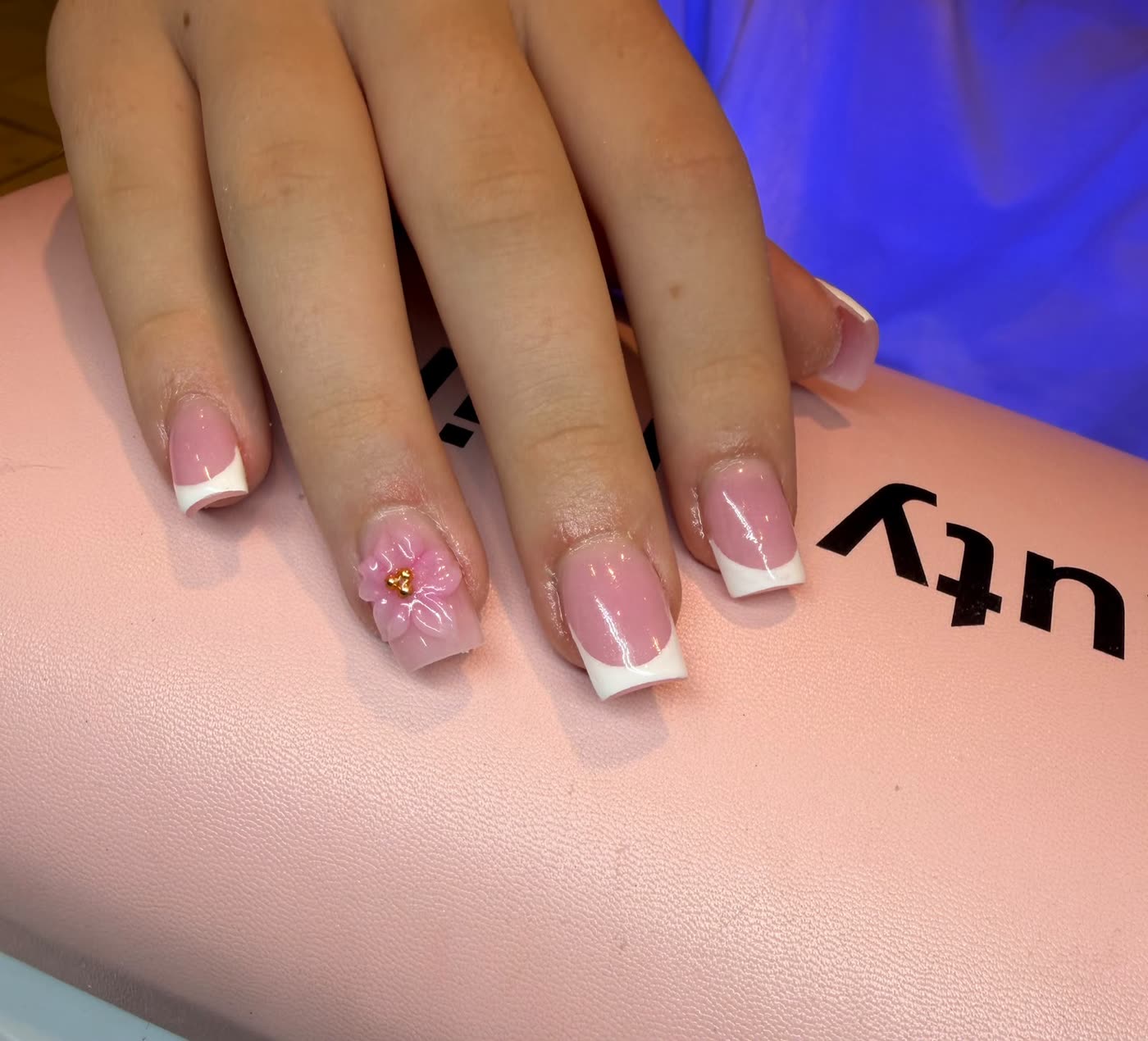 Vierkante nagels met franse manicure en een roze 3D bloem