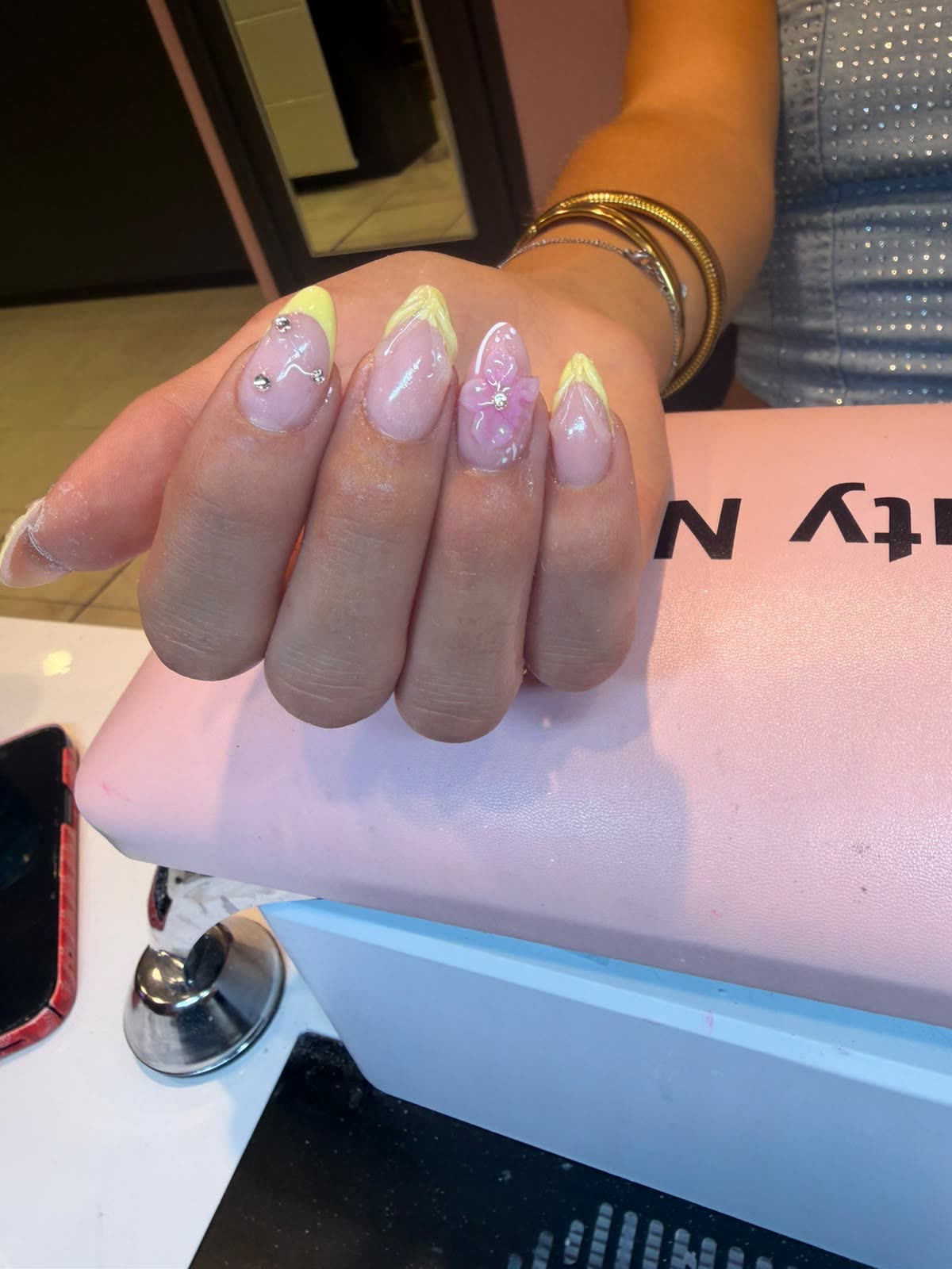 Amandelvormige nagels met gele tips, 3D bloemen en strass