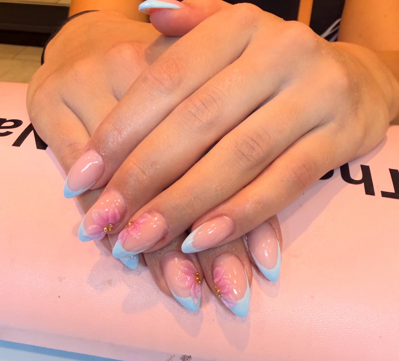 Pastelblauwe french tips met 3D bloemen en gouden kraaltjes